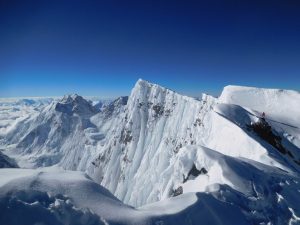Rescue Efforts Stall for Injured Climber Waldemar Kowalewski on Broad Peak Amid Heightened Avalanche Risk