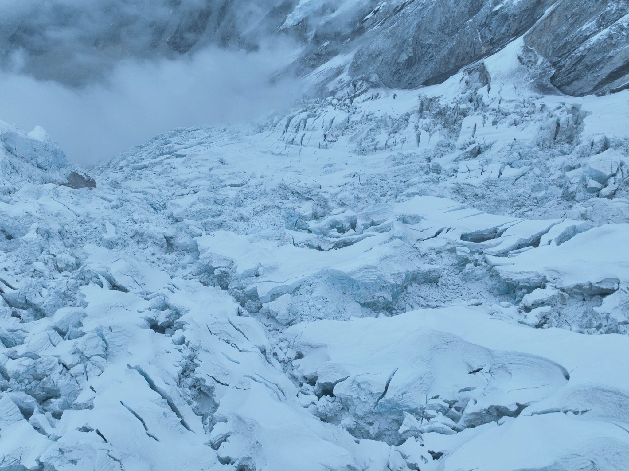 Early Morning Icefall Incident Leaves Climber, Guide Hurt