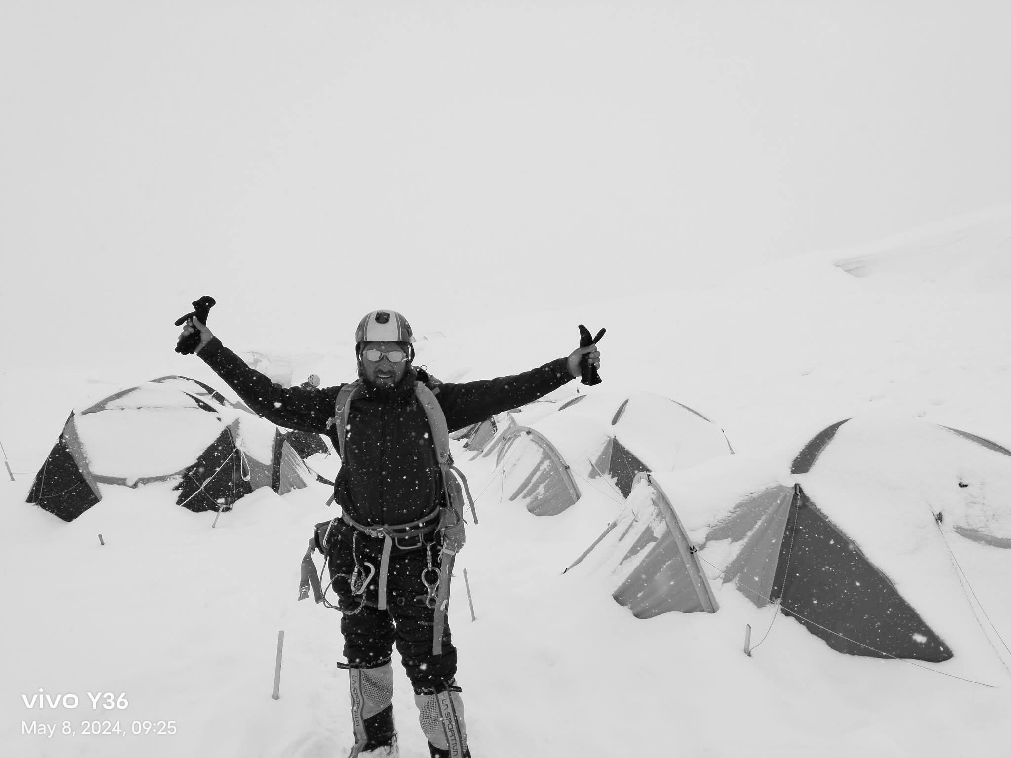 Nepali Mountaineer Dies on Everest